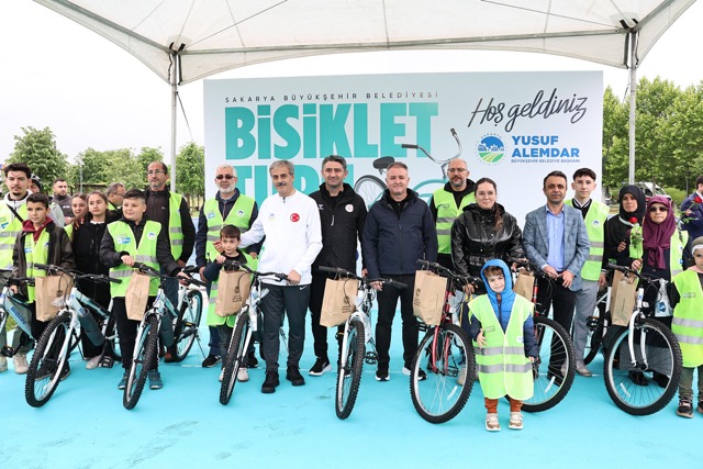 Trafik Haftası’nda Demokrasi Meydanı’ndan Millet Bahçesi’ne pedal çevirdiler