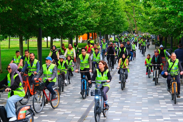 Trafik Haftası’nda Demokrasi Meydanı’ndan Millet Bahçesi’ne pedal çevirdiler