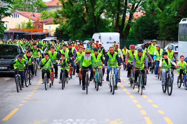 Trafik Haftası’nda Demokrasi Meydanı’ndan Millet Bahçesi’ne pedal çevirdiler