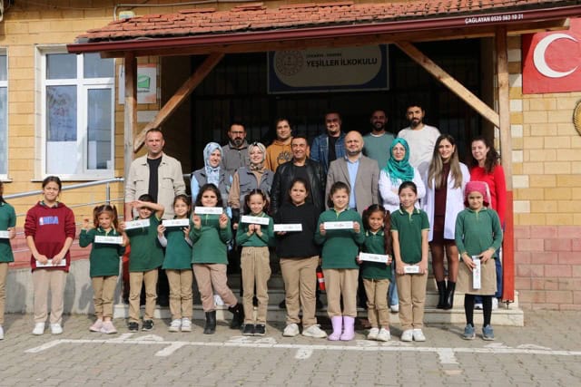 Okul öncesi eğitim etkinliği, öğrenciler ve öğretmenler birlikte.