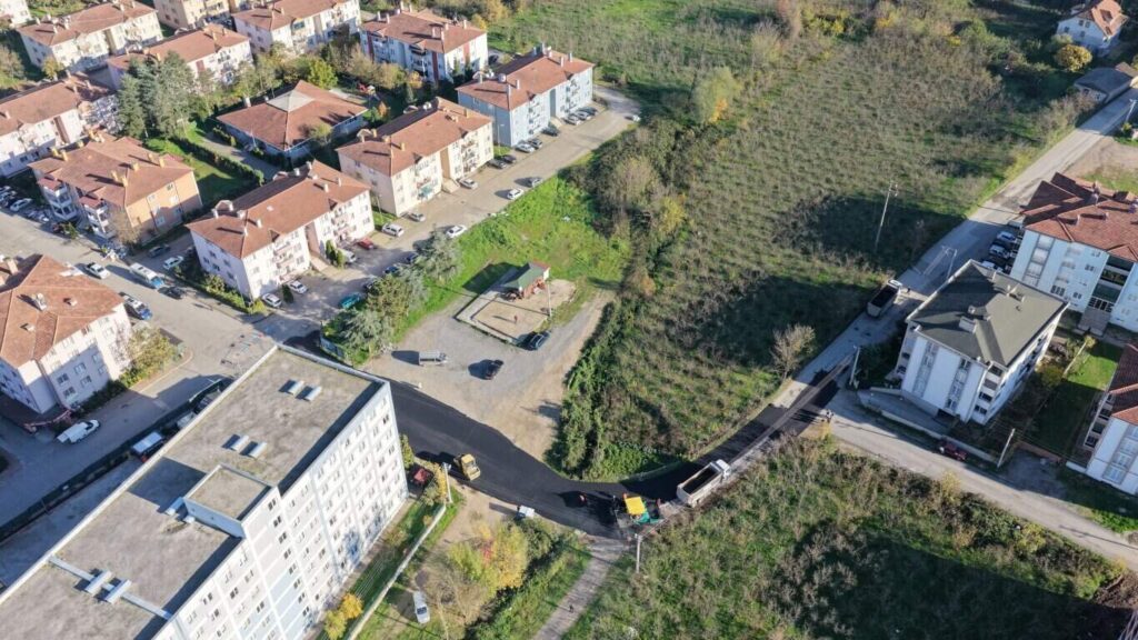 Alt metin: Kentsel bölgede apartmanlar, parklar ve doğal alanlar bir arada, ulaşım ve yaşam imkanlarıyla gelişmiş.