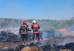İtfaiyeciler, Sakarya İtfaiyesi ekipleri yangın alanında söndürme çalışması yapıyor.