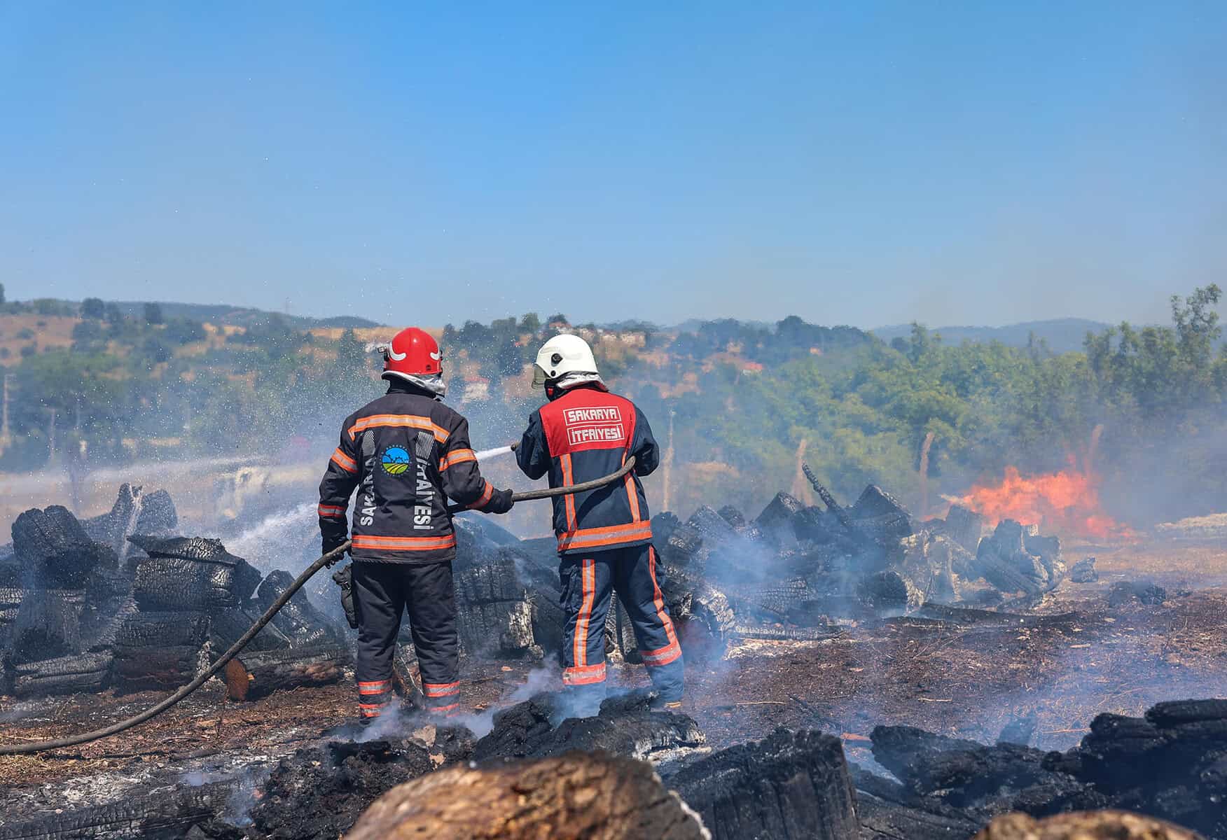 İtfaiyeciler, Sakarya İtfaiyesi ekipleri yangın alanında söndürme çalışması yapıyor.