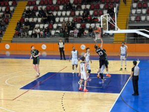 Basketbol maçında hücum ve savunma, spor tutkunları, seyirciler ve hakemleryle keyifli anlar.