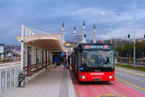 Metrobüs durağı ve otobüs, Sakarya'da toplu ulaşımın ilk tercihi.