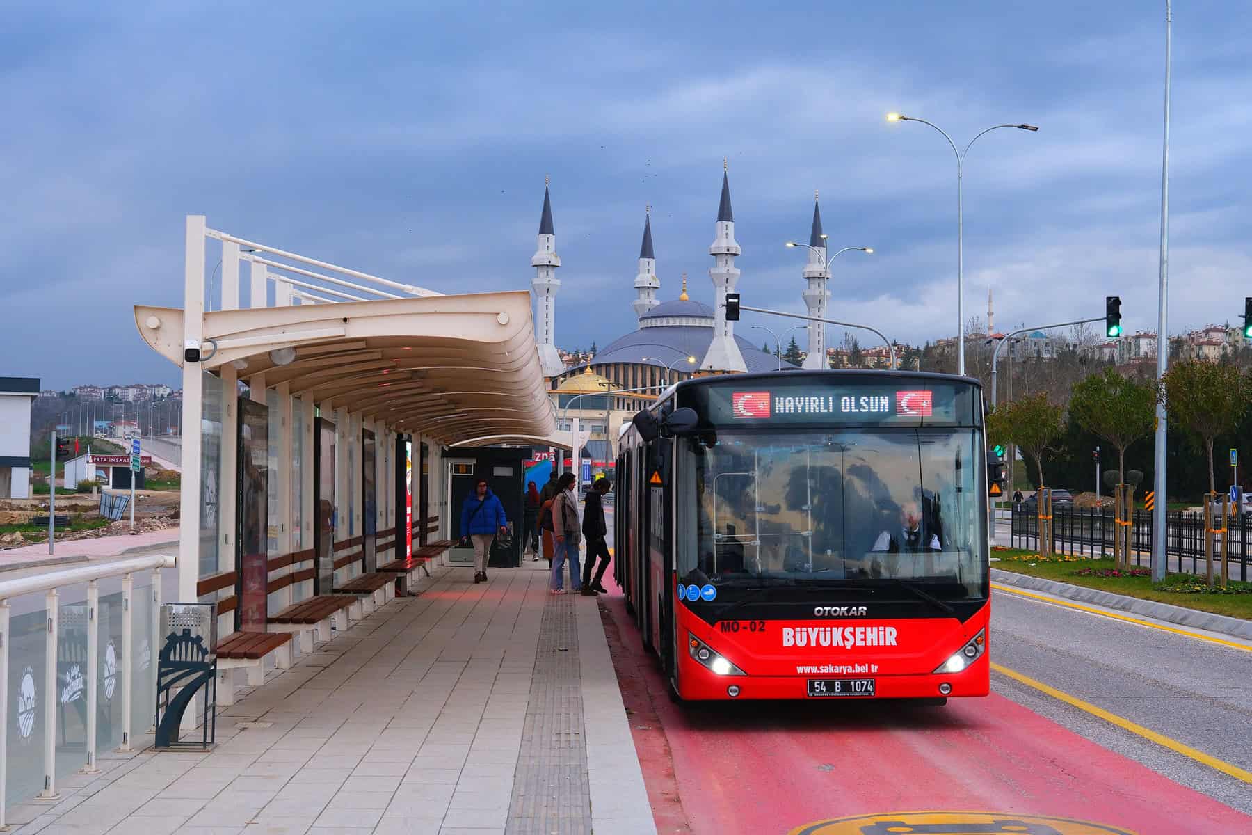 Metrobüs durağı ve otobüs, Sakarya'da toplu ulaşımın ilk tercihi.