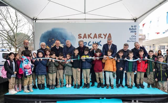 Sakarya'da çocukların katılımıyla edebiyat fuarının açılış töreni gerçekleşti.