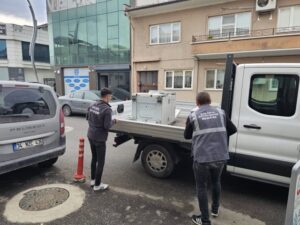 Otomatik taslak ile teknik ekipmanlar, araçlar ve çalışanlar şehirde çalışıyor.
