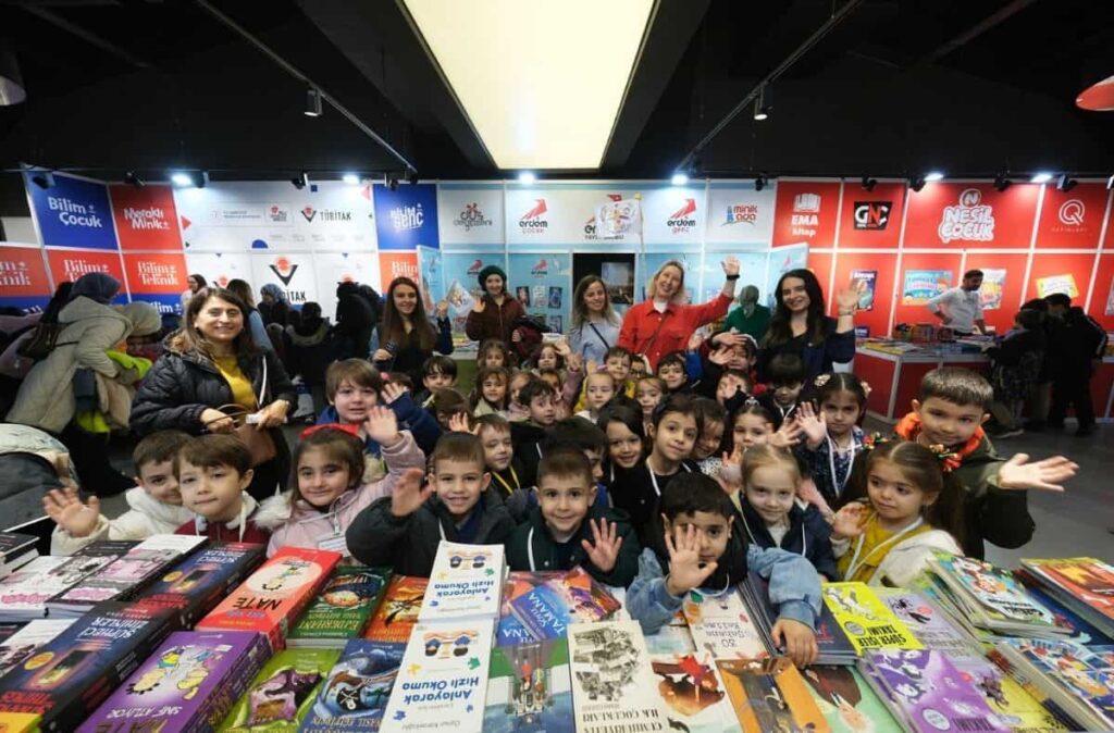 Çocuk Edebiyat Fuarı'nda çocuklar ve aileleri kitaplarla buluşuyor.