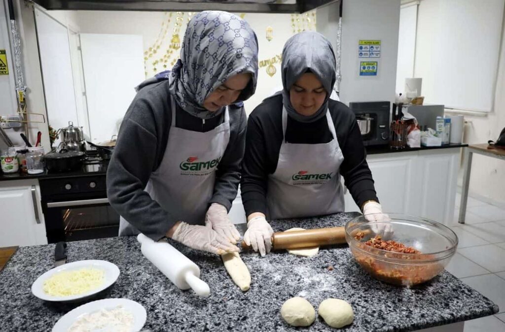 Sakarya Büyükşehir Belediyesi SAMEK mutfağında Ramazan'a özel geleneksel lezzetler yapıldı