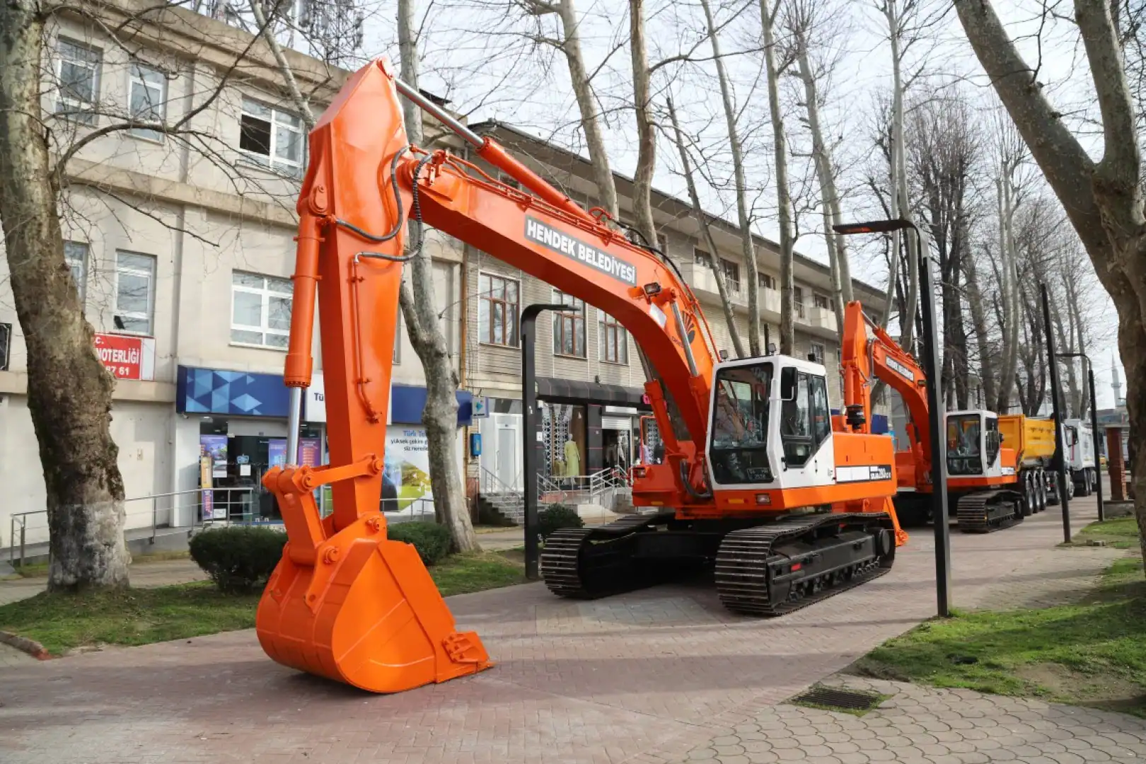 Hendek Belediyesi Araç Filosunu Güçlendirdi: Yeni İş Makineleri Törenle Hizmete Alındı