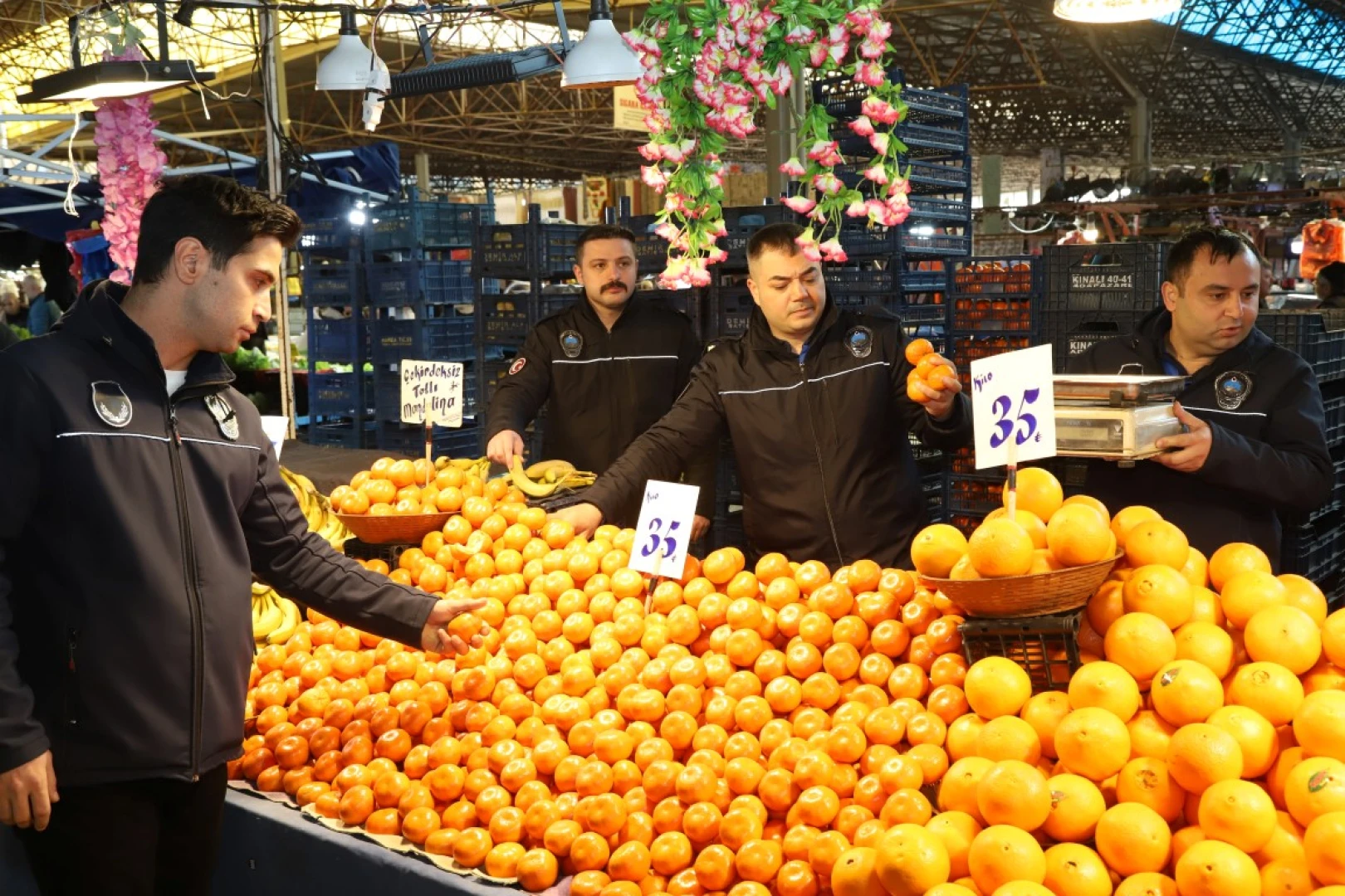 Hendek Salı Pazarı’nda Zabıta Müdürlüğü Ekiplerinden Düzen ve Hijyen Odaklı Denetimler Yapıldı